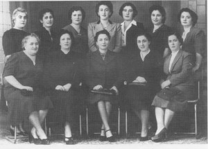 comisic3b3n-damas-iiglesia1 Comisión de Damas de la Iglesia San Gregorio El Iluminador.Sentadas de izq. a der. Señoras Terlemezián, Herminé Arslán, Amy bergamali, Alice Funduklián, Lusaper Gulesserián. De pie, de izq. a der. Serpuhí Ekshián, Arous Vartabedián, Agavní Bakchellián, Lisette Funduklián, Kohar Der Avedissián, Annik Sary y Armenuhi Caramián.