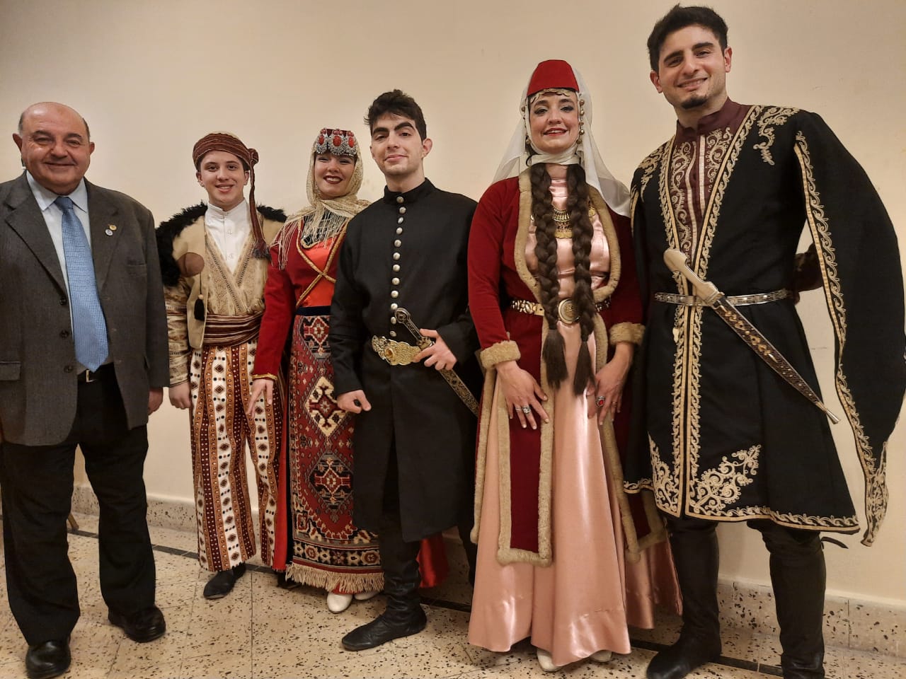 Juan con trajes armenios
