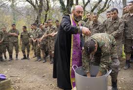 soldado armenio bautizándose