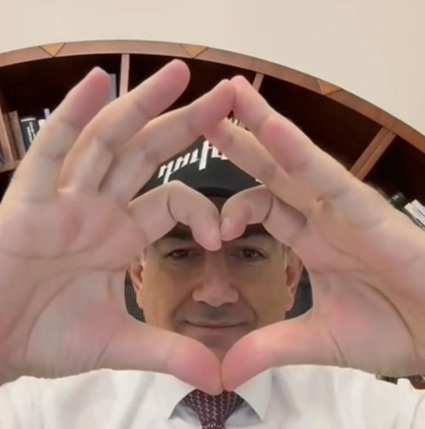 pashinian1 haciendo el corazon