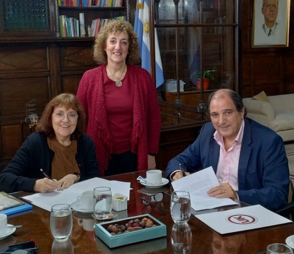 firma del convenio con diana