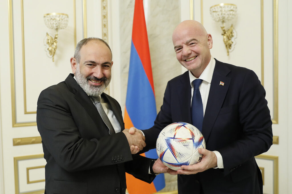 pashinian infantino regalo pelota