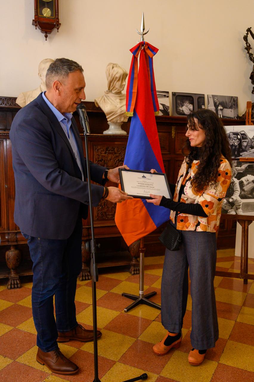 araz recibe diploma