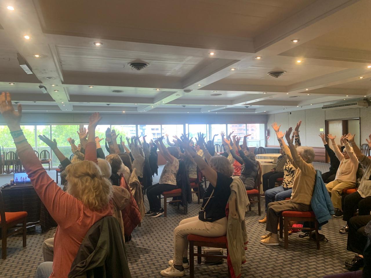 grupal brazos en alto