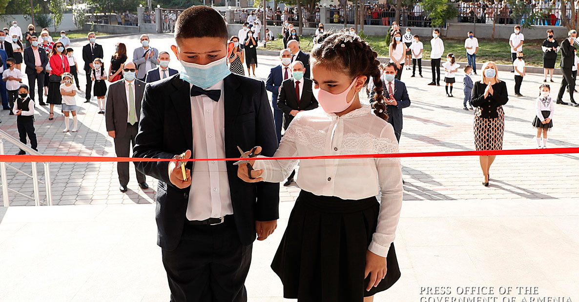 Niños cortan las cintas en escuela de Ereván