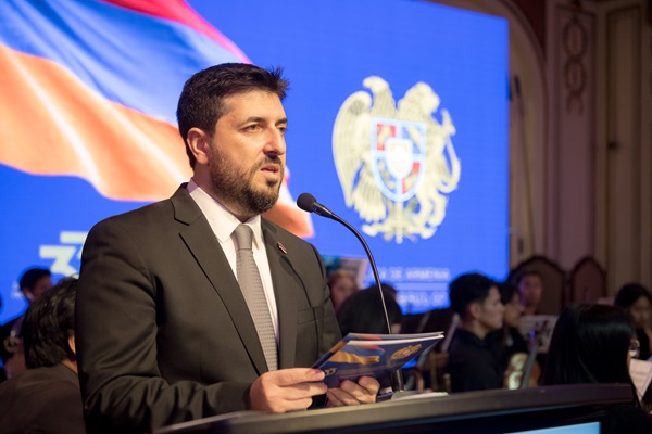 embajador Virabian en Alvear 2024