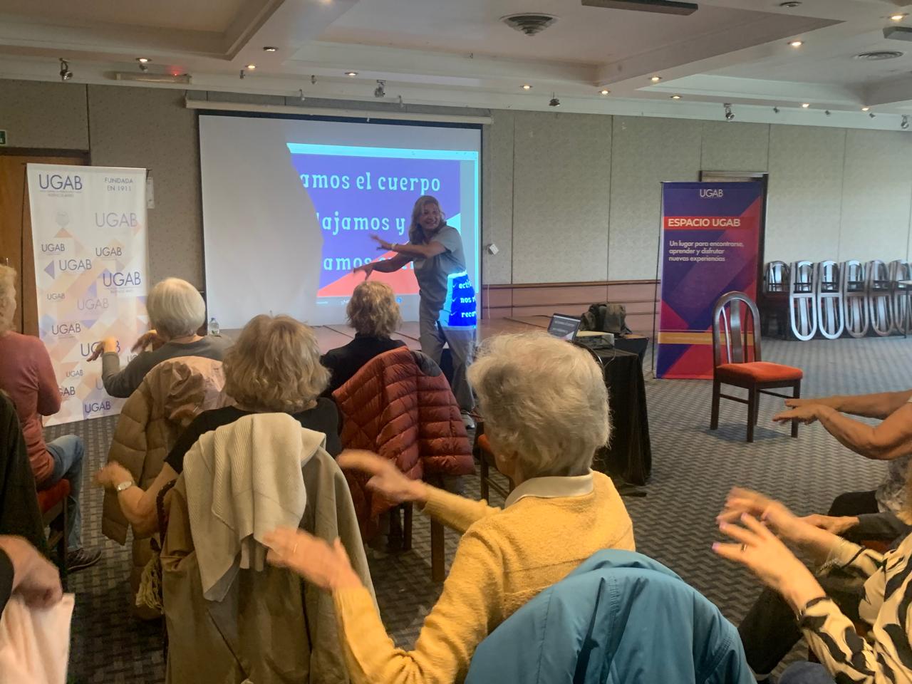 PHOTO-2026-04-06-17-57-49 foto grupal con kinesiologa