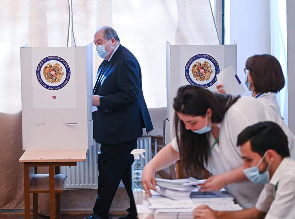 Armen sarkisian emitiendo voto