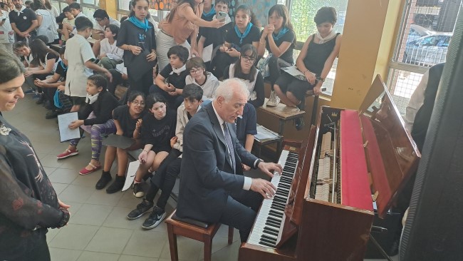 tocando piano