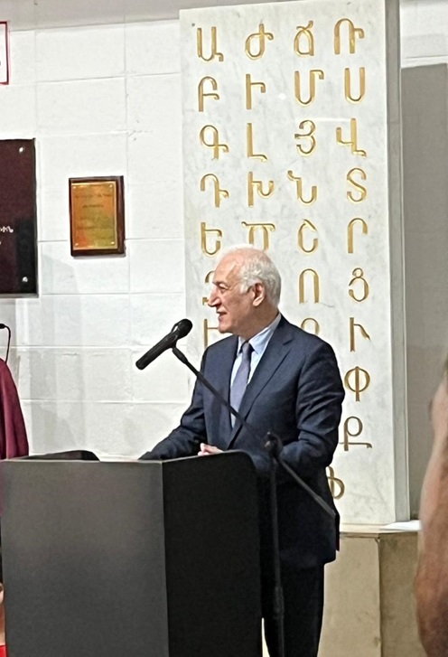 ugab presi hablando