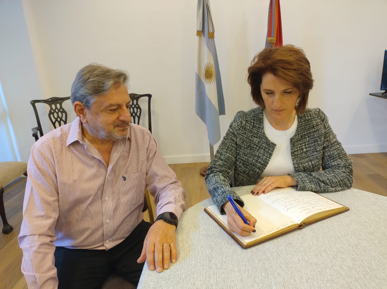 firmando el libro de honor hadjin con Sergio