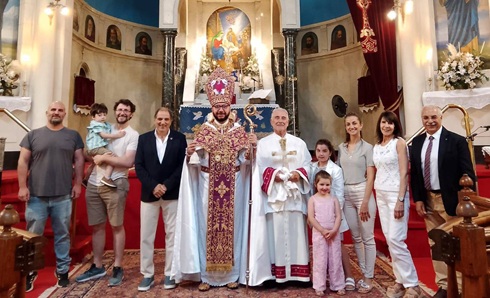 garo1 con la familia y la cruz