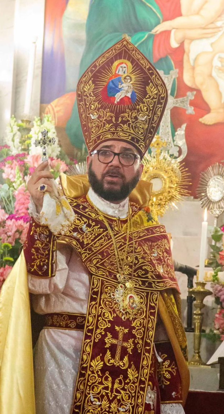 Srpazan Aren ataviado con la cruz