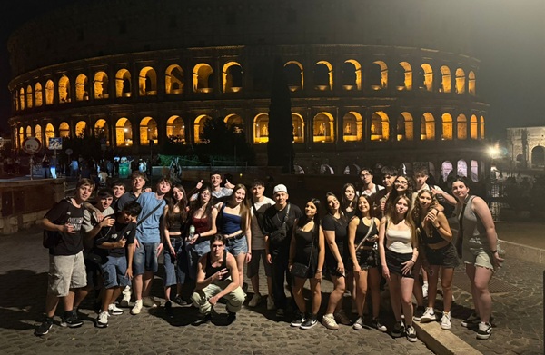 alumnos isgei en coliseo de noche