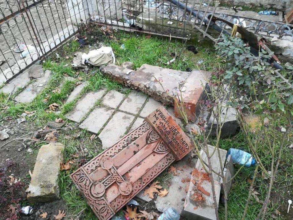 Cementerio profanado