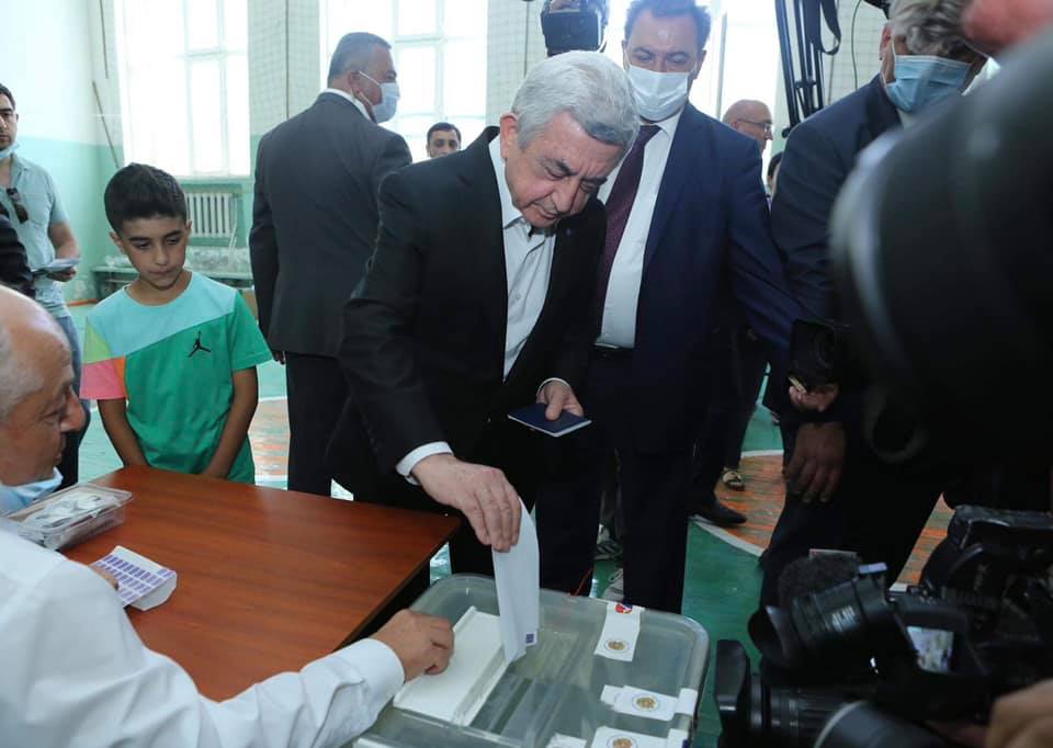 Serzh-Sargsyan-Voting-4