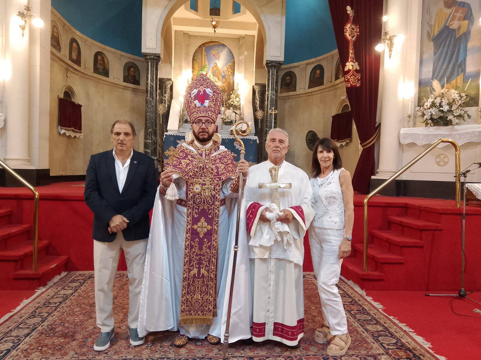 Garo con la cruz y la señora