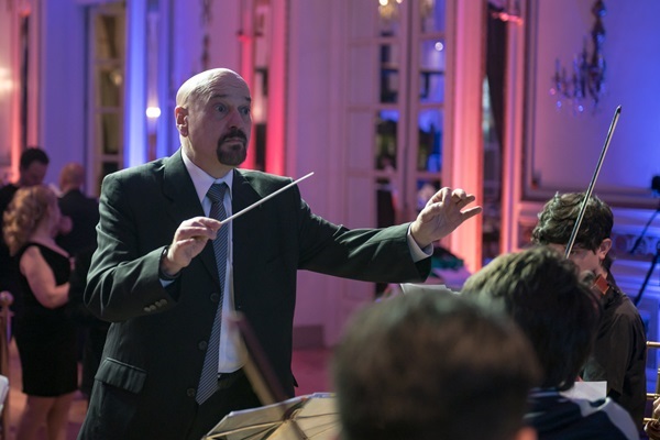 63 El Maestro Nestor Tedesco, Director de la Orquesta Aeropuertos 2000