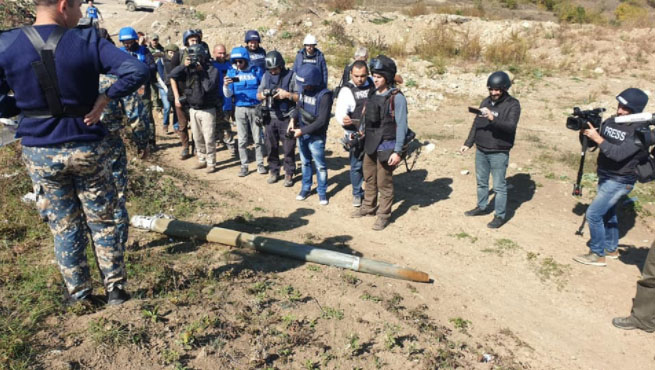 periodistas con bombas sin detonar