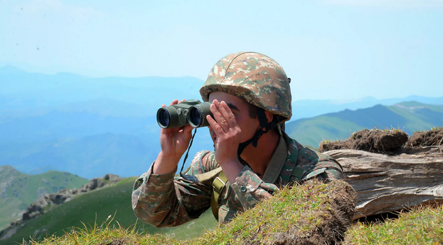 soldado con largavistas