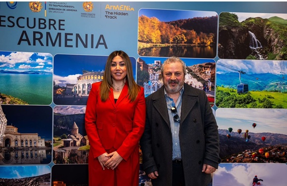 embajadora y profesor en descubre armenia