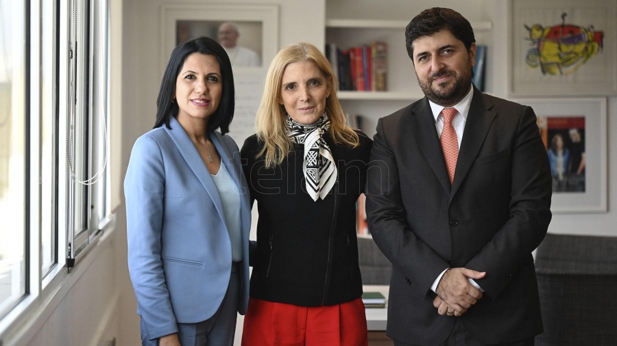 presidenta directora con embajador