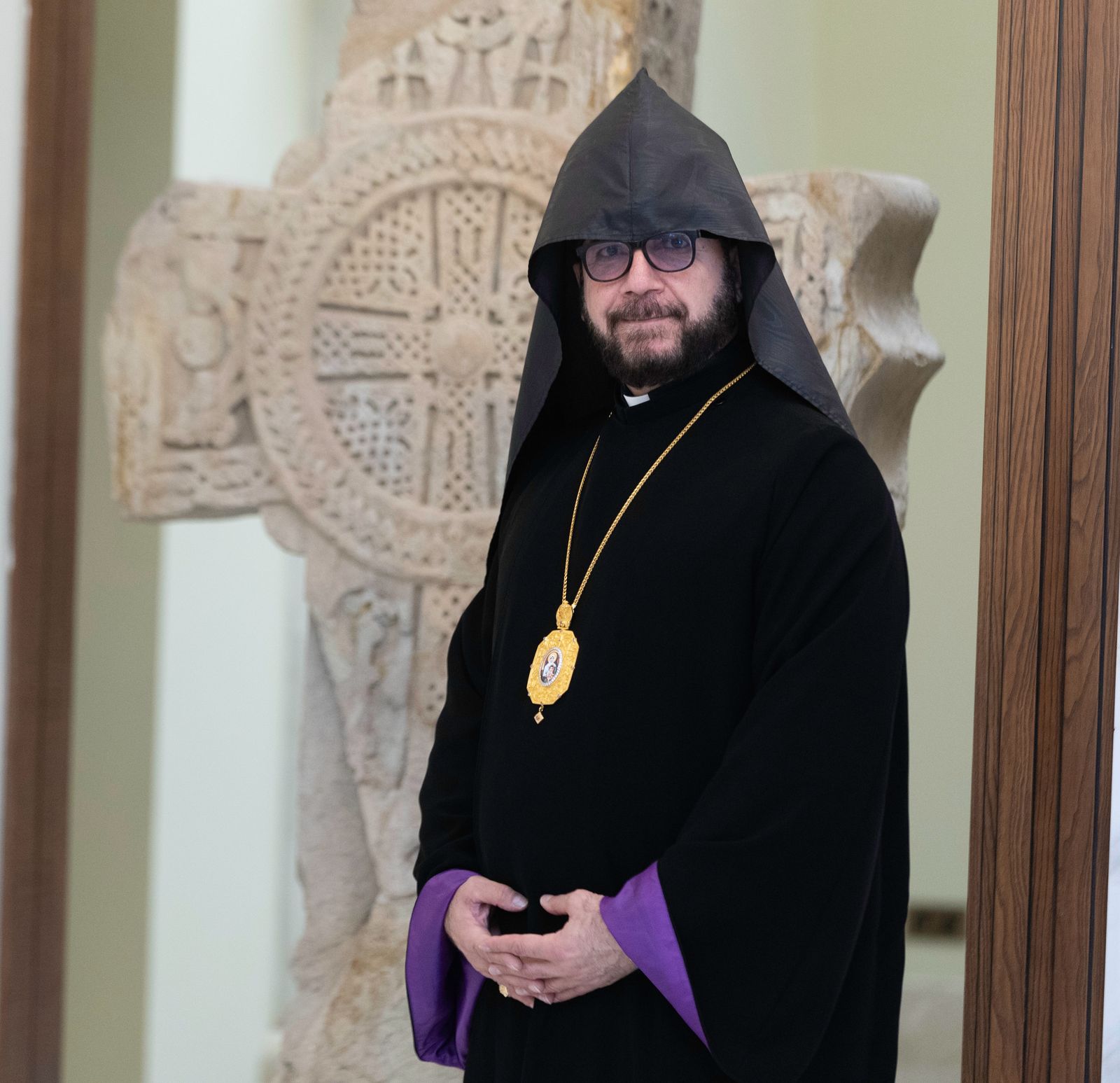 Srpazan delante de jachkar de negro