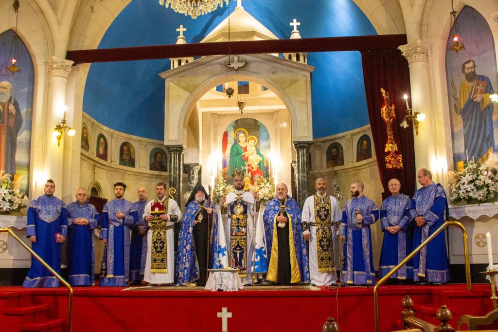 altar con eclesiásticos