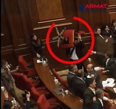 pelea en al parlamento