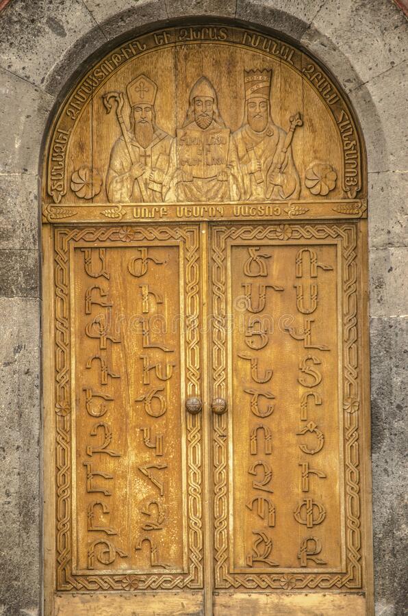 puertas-con-alfabeto-armenio-la-entrada-de-iglesia-san-mashtots-mesrop-en-aldea-oshakan-armenia-febrero-186546866