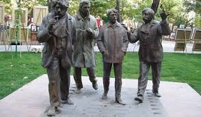 estatua los hombres