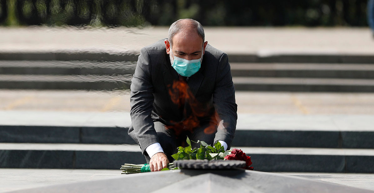 Pashinian pone flores en la tumba del soldado desconocido