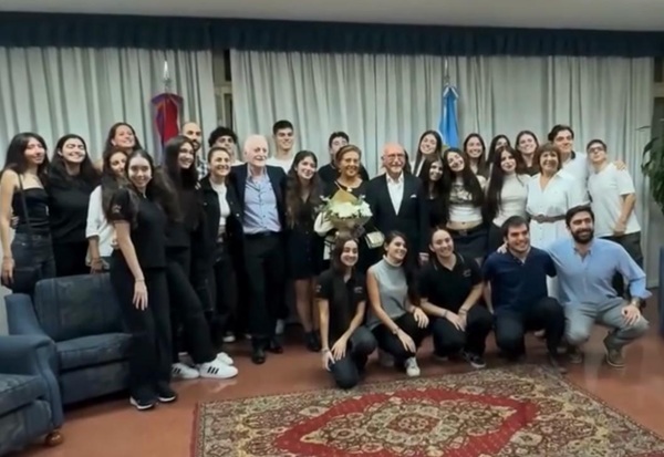 sinan foto con jóvenes
