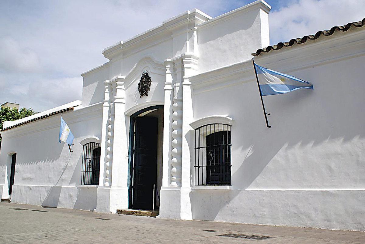 casa de tucuman con banderas