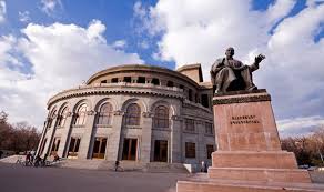 opera y estatua de spendiarian