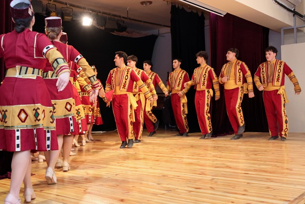 conjunto de danzas gayane de uruguay