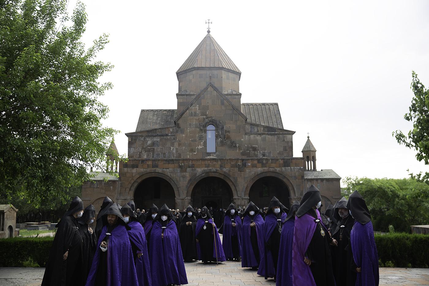 congreso sacerdotal saliendo de Santa Gayané