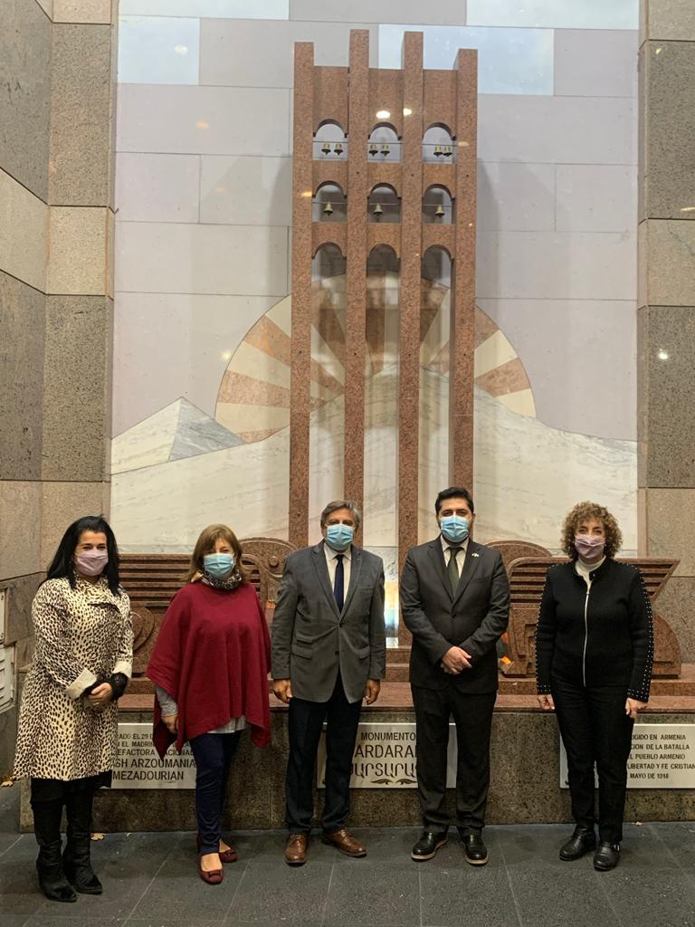 Embajador Virabyan con los presentes delante del monumento.