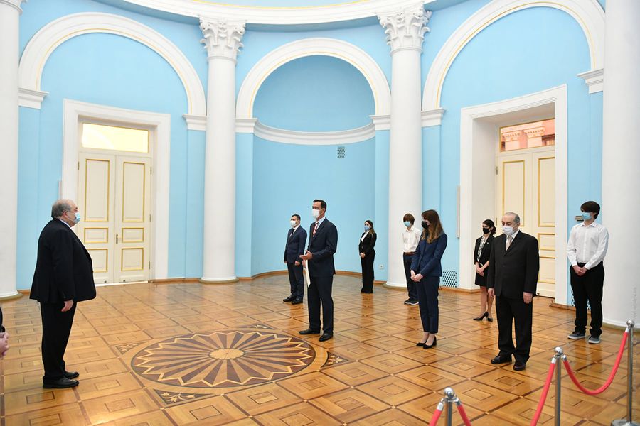 miembros embajada argentina