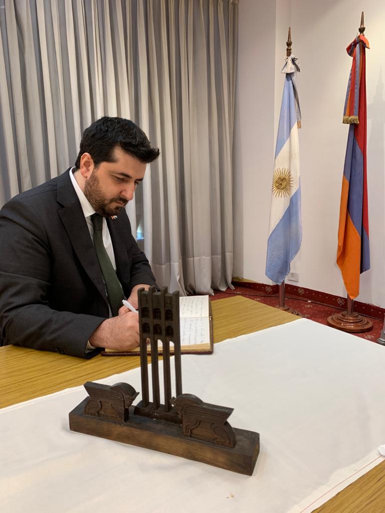 Embajador Virabyan firmando Libro de Honor