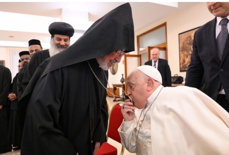 Jachag y Papa F besando la virgen
