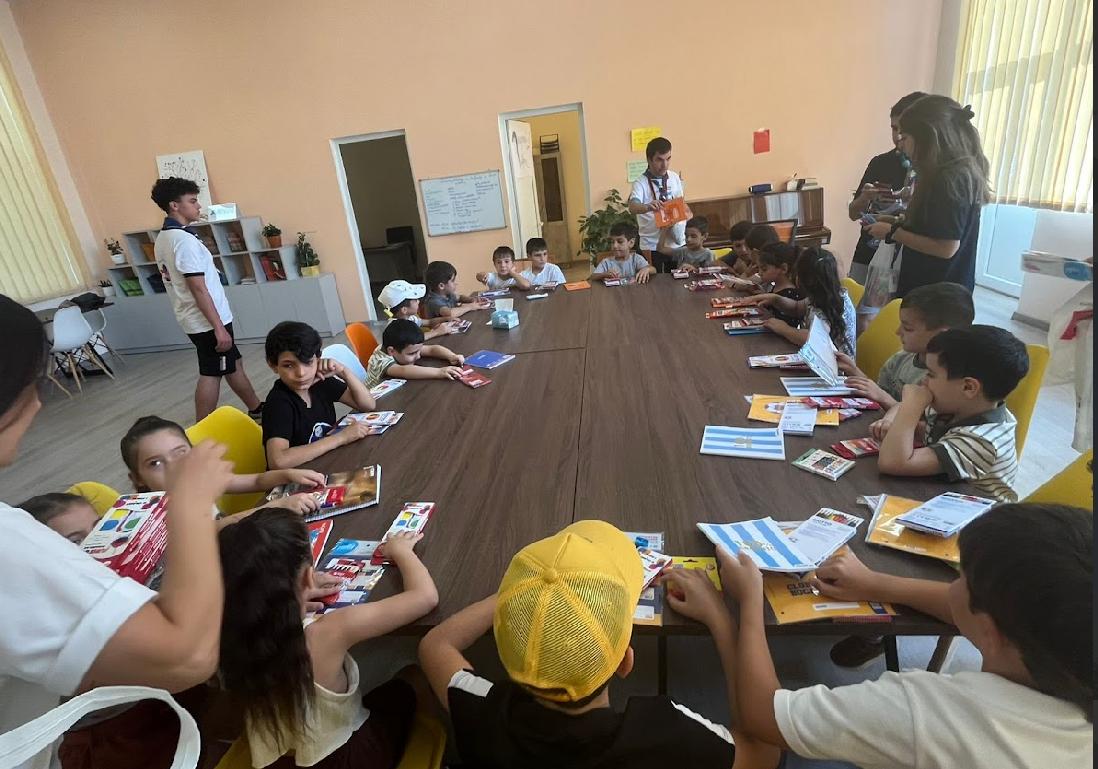 scout con los utiles de los niños