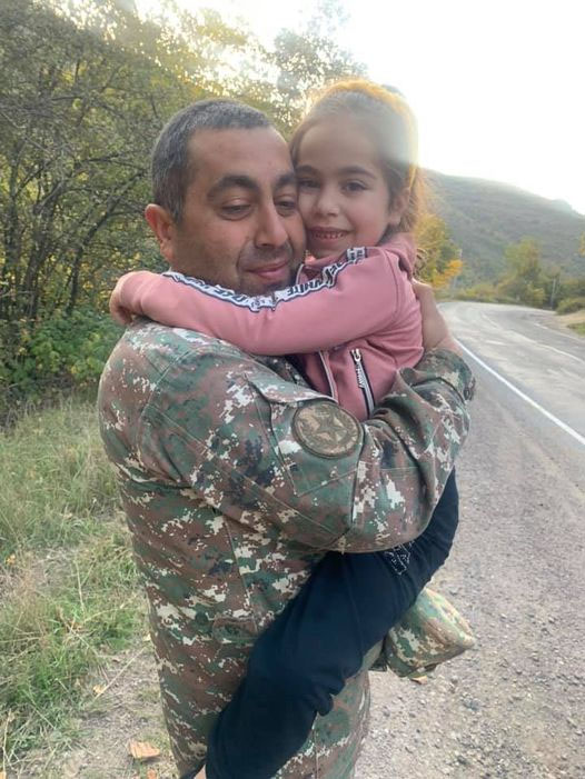 Soldado con su hijita