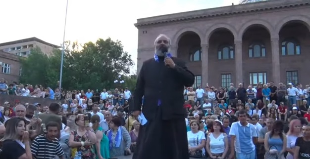 manifestacion delante de la asamblea