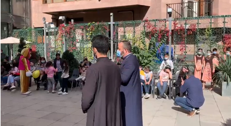 Maghakian en el patio de la UGAB en Armenia 3