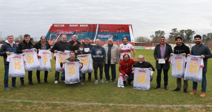 entrega de camisetas a los medios