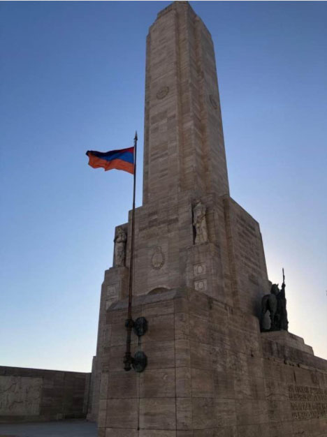 Bandera armenia en el monumento nacional a la Bandera