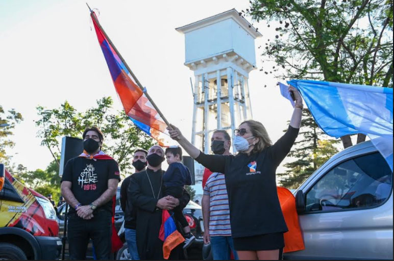 Caravana 31 de octubre Córdoba Lilian y banderas