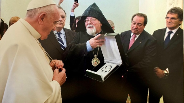 kissag1 entrega presente a francisco