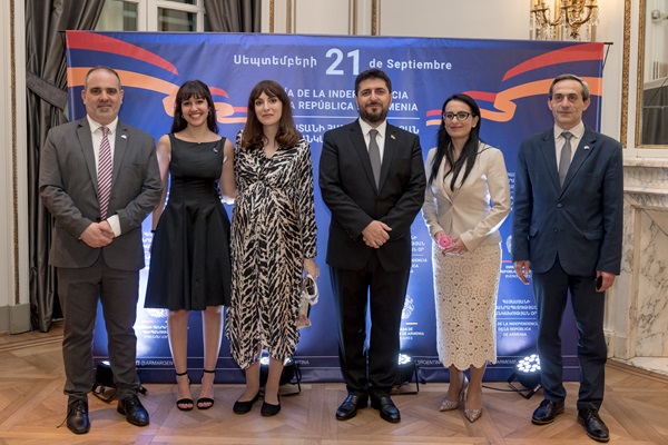 70 Equipo de la Embajada de la República de  Armenia en Argentina